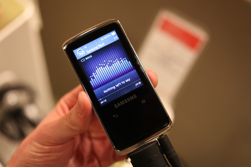 Illustration for article titled Video Hands On: Samsung's New Q2 and U5 MP3 Players